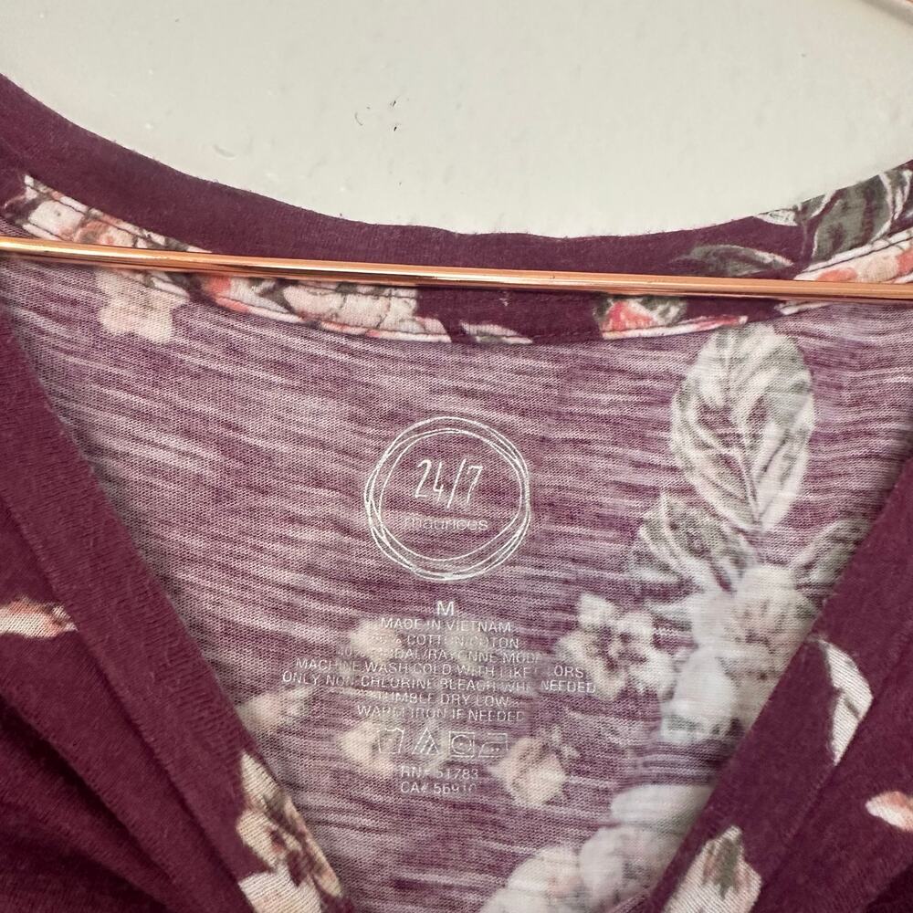 Maurices 24/7 red floral crew neck size medium - Picture 4 of 6
